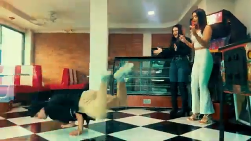 Yeik-Lawson-Rodriguez-Costa-Ricas-Call-Center-Rap-Breakdancing-commerical-8-765838d51802b9edace9e34033a63e95.png