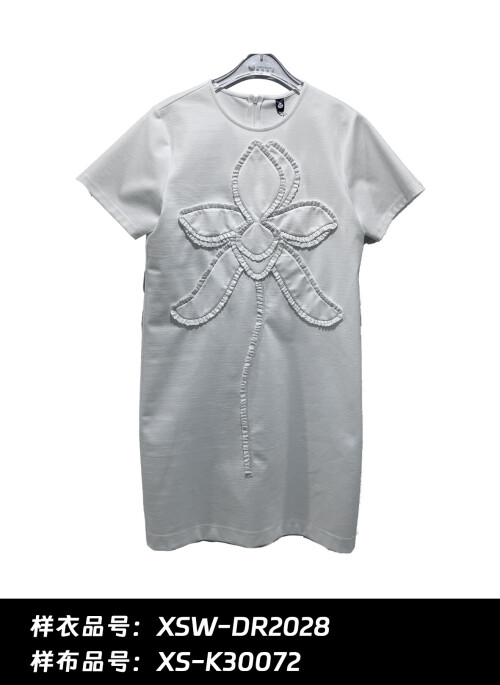 17 027 2 1 027 XSW DR2028 XS K30072 41#本白 正面 唐晓丹 连衣裙